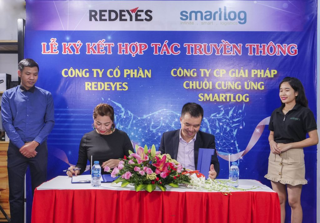 Lễ ký kết hợp tác truyền thông smartlog và redeyes